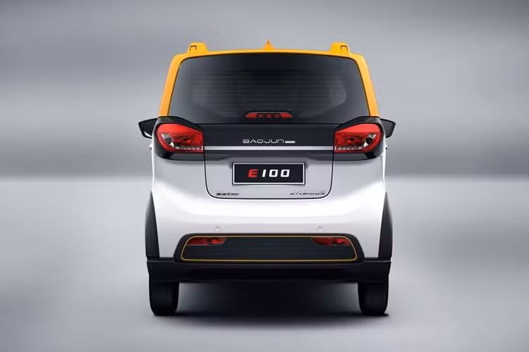 "Trái tim" của Baojun E100 là mô-tơ điện mạnh 39 mã lực và 110 Nm. Nhờ đó, xe có thể đạt vận tốc tối đa 100 km/h. Pin của mẫu ô tô điện này là loại lithium-ion với dung lượng 14,9 kWh. Nhờ đó, xe có thể chạy được 200 km sau một lần sạc pin. Pin của Baojun E100 chỉ hỗ trợ sạc chậm với thời gian sạc khoảng 5 tiếng đồng hồ.