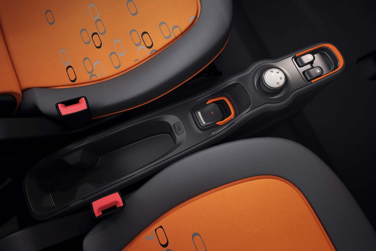 Bên cạnh đó là hốc bánh mở rộng, bộ vành cỡ nhỏ, baga nóc chỉ để trang trí, ăng ten vây cá và đèn hậu Halogen. Nẹp nhựa màu đen bao quanh thân xe cũng được trang bị cho mẫu ô tô điện này.