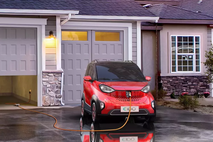 Baojun E100 là mẫu ô tô điện đã bắt đầu được bán tại thị trường Trung Quốc từ năm 2017. Theo TMT Motors, mẫu ô tô điện này có khả năng dần thay thế xe máy tại Việt Nam. Được định vị trong phân khúc ô tô điện đô thị cỡ nhỏ, Baojun E100 có kích thước dài x rộng x cao lần lượt 2.488 x 1.506 x 1.670 mm và chiều dài cơ sở 1.600 mm.