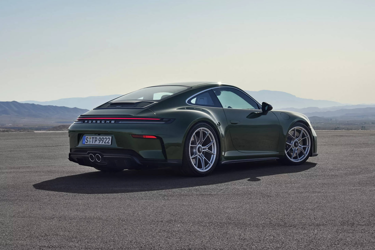 Ghế thể thao bằng carbon với tựa lưng có thể gập và tùy chọn sưởi cũng được trang bị. Đặc biệt, đây là lần đầu tiên phiên bản GT3 Touring có tùy chọn lắp thêm hàng ghế phía sau.