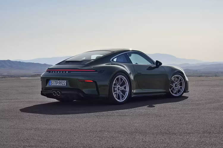 Ghế thể thao bằng carbon với tựa lưng có thể gập và tùy chọn sưởi cũng được trang bị. Đặc biệt, đây là lần đầu tiên phiên bản GT3 Touring có tùy chọn lắp thêm hàng ghế phía sau.