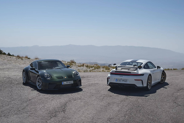 Khác biệt duy nhất nằm ở việc mô-men xoắn cực đại giờ đây chỉ còn 450 Nm, giảm nhẹ so với mức 470 Nm có trên GT3 thế hệ 992. Porsche cho biết sự điều chỉnh này là bất khả kháng, nhằm tuân thủ đúng các quy định về khí thải vốn đang ngày càng trở nên nghiêm khắc hơn. Đội kỹ sư của hãng Đức đã phải trang bị cho động cơ 911 GT3 2025 hai bộ lọc hạt khí thải và bốn bộ chuyển đổi xúc tác