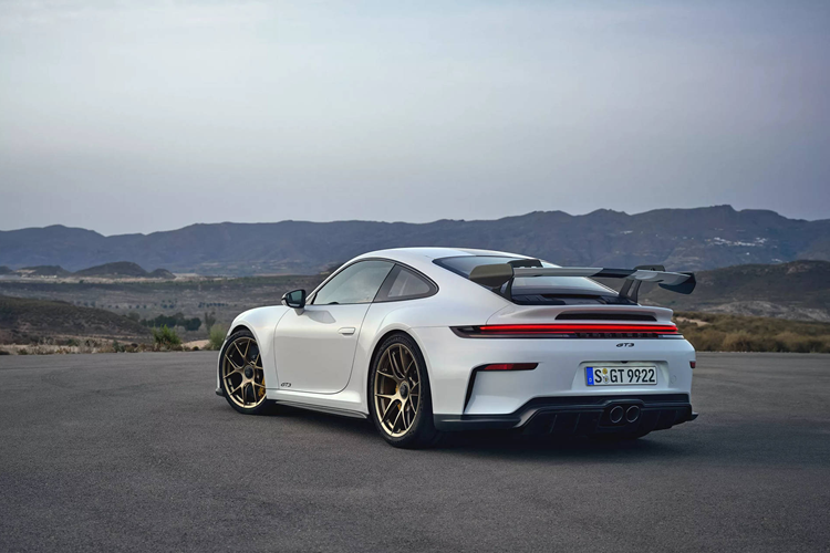 Porsche 911 GT3 2025 nâng cấp có ngoại hình khác biệt so với đời cũ, trong nội thất cũng được thêm thắt những chi tiết mới, nhưng động cơ vẫn duy trì loại máy xăng 4.0L hút khí tự nhiên với thông số hầu như không khác trước, thậm chí còn… yếu hơn ở phần mô-men xoắn.