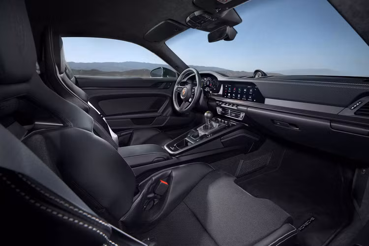 Ở hệ thống treo trước, một số cải tiến từ GT3 RS đã được áp dụng. Các liên kết treo có hình dạng khí động học, giúp tăng cường lực ép xuống phía trước và làm mát phanh. Liên kết trước của thanh đòn dưới cũng được lắp đặt thấp hơn, giảm hiện tượng lún khi phanh.