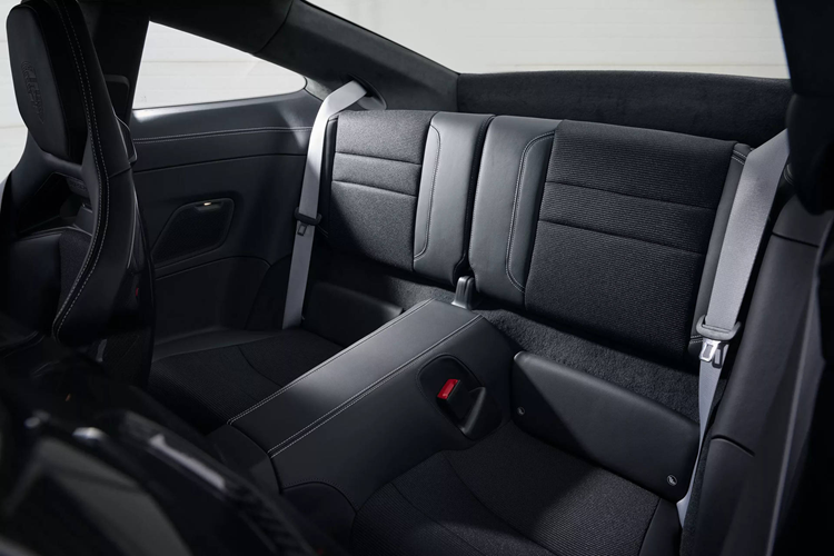 Ngoài ra, gói này còn có tùy chọn mâm bằng magiê nhẹ hơn. Đợt này, bên cạnh bản tiêu chuẩn thì 911 GT3 2025 cũng giới thiệu phiên bản GT3 Touring với điểm đặc trưng là lược bỏ bớt cánh gió sau, tạo vẻ ngoài thanh lịch hơn. Bản này cũng có thể được trang bị gói Leichtbau (khối lượng nhẹ), bao gồm các thành phần treo bằng sợi carbon giống của gói Weissach, mái xe bằng sợi carbon cùng màu thân xe, mâm magiê và (nếu chọn hộp số sàn) cần số ngắn hơn từ mẫu 911 S/T.