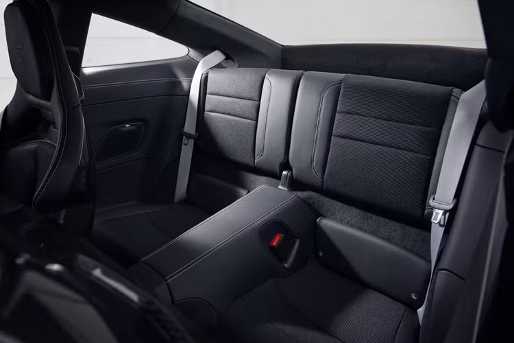 Ngoài ra, gói này còn có tùy chọn mâm bằng magiê nhẹ hơn. Đợt này, bên cạnh bản tiêu chuẩn thì 911 GT3 2025 cũng giới thiệu phiên bản GT3 Touring với điểm đặc trưng là lược bỏ bớt cánh gió sau, tạo vẻ ngoài thanh lịch hơn. Bản này cũng có thể được trang bị gói Leichtbau (khối lượng nhẹ), bao gồm các thành phần treo bằng sợi carbon giống của gói Weissach, mái xe bằng sợi carbon cùng màu thân xe, mâm magiê và (nếu chọn hộp số sàn) cần số ngắn hơn từ mẫu 911 S/T.