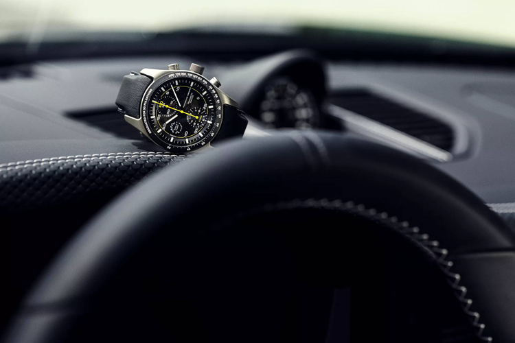 Porsche cho biết lốp mới giúp cải thiện khả năng vận hành trong điều kiện ẩm ướt. Ngoài ra còn có sẵn lốp chuyên dụng cho đường đua. Hãng cũng cung cấp thêm gói trang bị tùy chọn Weissach vốn đã có trên các mẫu Porsche RS trong vài năm qua. Gói này bao gồm mui xe bằng sợi carbon, thanh chống lật, liên kết giảm chấn, các tấm chịu lực và nắp gương chiếu hậu.