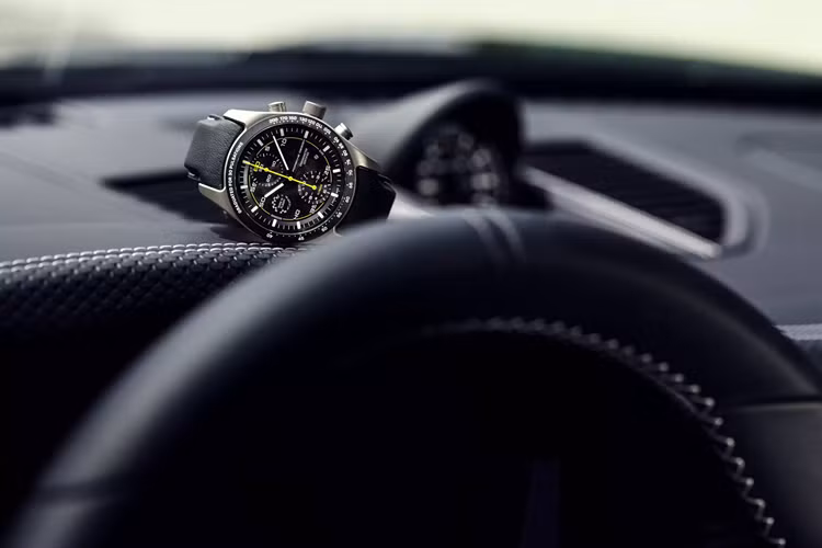 Porsche cho biết lốp mới giúp cải thiện khả năng vận hành trong điều kiện ẩm ướt. Ngoài ra còn có sẵn lốp chuyên dụng cho đường đua. Hãng cũng cung cấp thêm gói trang bị tùy chọn Weissach vốn đã có trên các mẫu Porsche RS trong vài năm qua. Gói này bao gồm mui xe bằng sợi carbon, thanh chống lật, liên kết giảm chấn, các tấm chịu lực và nắp gương chiếu hậu.