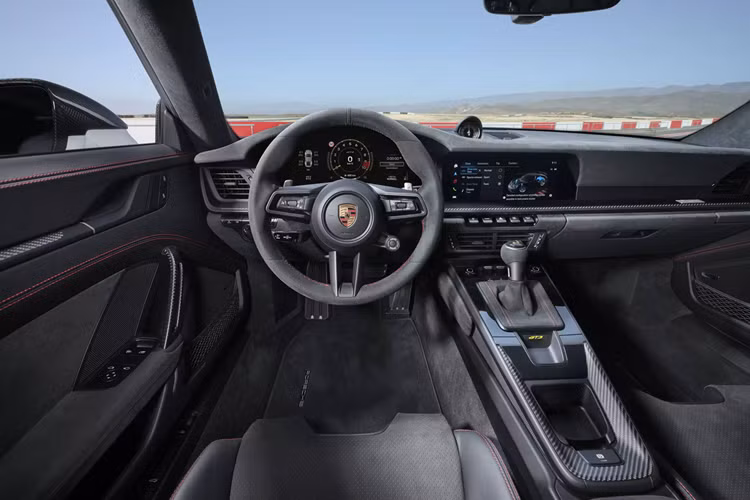 Đèn pha mới của 911 cũng cho phép thiết kế các hốc gió khí động học rộng hơn ở phía trước. Để cân bằng với lực ép xuống tăng cường ở phía trước, Porsche đã điều chỉnh bộ khuếch tán, nắp động cơ và các hốc gió. Porsche 911 GT3 2025 được trang bị lốp mới với kích thước 255/35ZR20 ở phía trước và 315/30ZR21 ở phía sau.