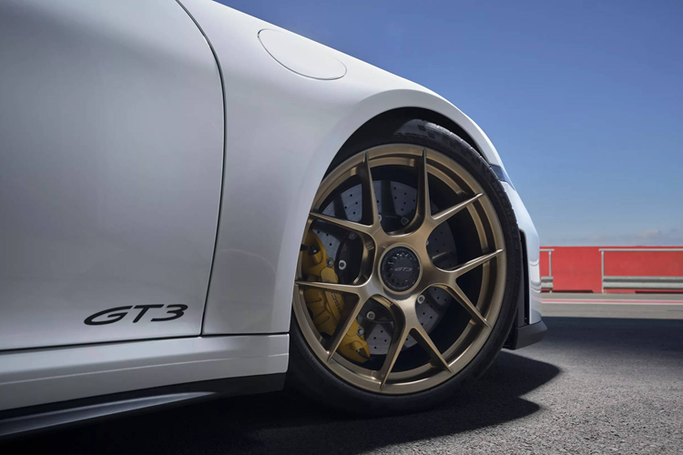 911 GT3 2025 tiếp tục được trang bị động cơ xăng 6 xy-lanh phẳng (boxer) với dung tích 4.0L, có khả năng sản sinh công suất tối đa lên đến 502 mã lực (374 kW) trước khi chạm ngưỡng giới hạn redline ở 9.000 vòng/phút. Đó là những thông số không hề thay đổi so với đời cũ.