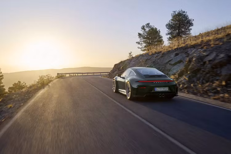 Nội thất của Porsche 911 GT3 2025 cũng có nhiều thay đổi tương tự như trên mẫu 911 Carrera mới, nhưng vẫn giữ lại núm vặn khởi động xe thay vì sử dụng nút bấm. Màn hình sau vô-lăng có thêm giao diện hiển thị thông số áp suất lốp, mức dầu và thời điểm chuyển số lý tưởng.