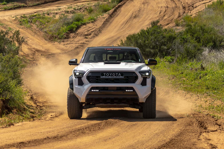 Phiên bản Hybrid rẻ nhất cũng được nâng cấp với gói TRD có giá 47.795 USD. Phiên bản TRD Off-Road có giá 48.085 Đô bao gồm phí vận chuyển và phiên bản Tacoma Limited sẽ có giá bán 57,295 USD.