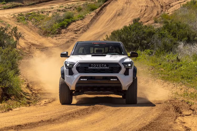 Phiên bản Hybrid rẻ nhất cũng được nâng cấp với gói TRD có giá 47.795 USD. Phiên bản TRD Off-Road có giá 48.085 Đô bao gồm phí vận chuyển và phiên bản Tacoma Limited sẽ có giá bán 57,295 USD.