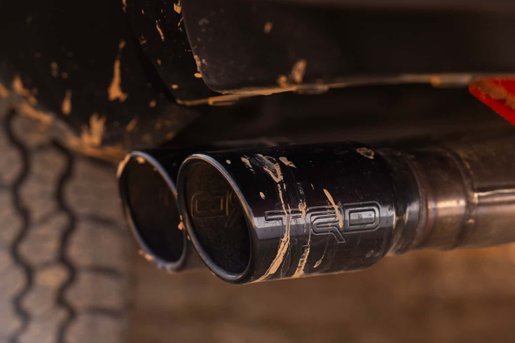 Đối với phiên bản TRD Pro cao cấp nhất, mẫu xe này hiện có giá bán cao hơn tới 16.025 USD so với phiên bản tiền nhiệm. Tacoma TRD Pro 2023 có giá khởi điểm là 49.370 USD bao gồm tất cả những khoản phụ phí khác. Bên cạnh việc Tacoma TRD Pro mới được nâng cấp cả về hiệu năng động cơ, sự chênh lệch này vẫn khá lớn.