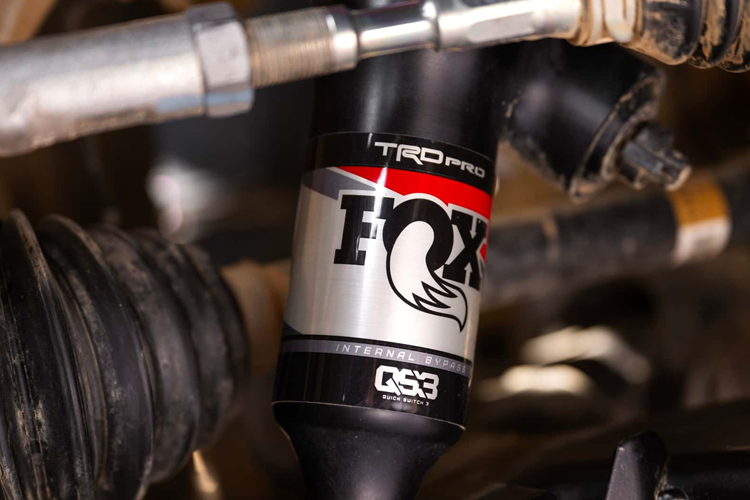 Theo hãng xe Nhật Bản, tất cả những mẫu xe bán tải Toyota Tacoma Hybrid đều có hệ dẫn động bốn bánh tiêu chuẩn, còn lại một số phiên bản thông thường không có Hybrid chỉ có hệ dẫn động hai bánh tiêu chuẩn.