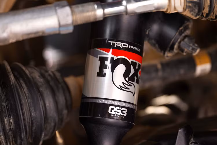 Theo hãng xe Nhật Bản, tất cả những mẫu xe bán tải Toyota Tacoma Hybrid đều có hệ dẫn động bốn bánh tiêu chuẩn, còn lại một số phiên bản thông thường không có Hybrid chỉ có hệ dẫn động hai bánh tiêu chuẩn.