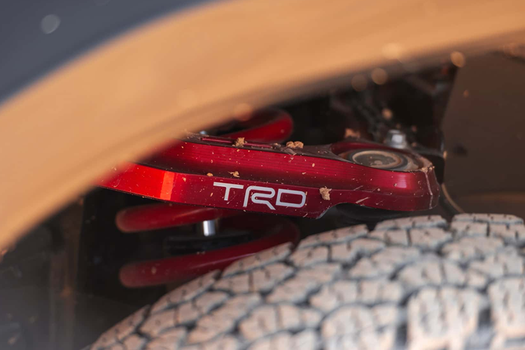 Trên thế hệ này, động cơ V6 kiểu cũ trên những phiên bản hàng đầu của Tacoma đã bị loại bỏ, thay vào đó chính là hệ truyền động hybrid I-Force Max là động cơ duy nhất dành cho các mẫu Trailhunter và TRD Pro. Với trang bị này, mẫu xe có công suất 326 mã lực và mô-men xoắn 630 Nm.