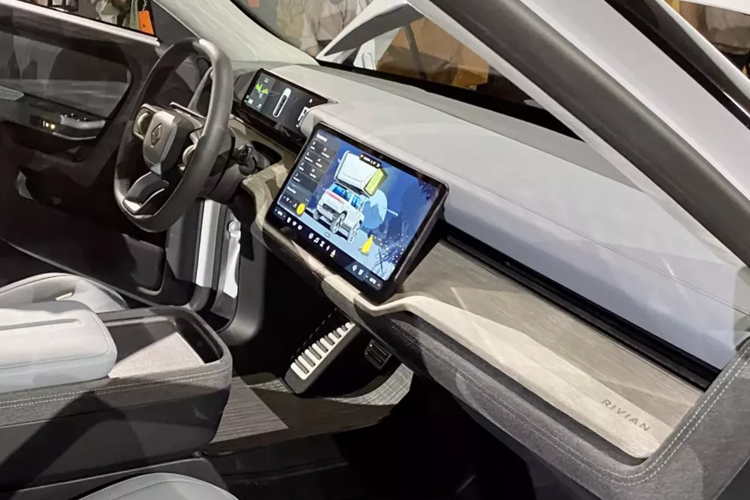 Dù ở phiên bản nào, xe cũng có phạm vi di chuyển 483 km sau khi sạc đầy pin. Thời gian tăng dung lượng pin từ 10-80% bằng sạc nhanh DC là dưới 30 phút.