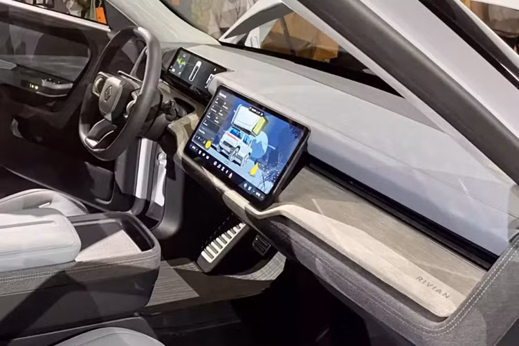 Dù ở phiên bản nào, xe cũng có phạm vi di chuyển 483 km sau khi sạc đầy pin. Thời gian tăng dung lượng pin từ 10-80% bằng sạc nhanh DC là dưới 30 phút.