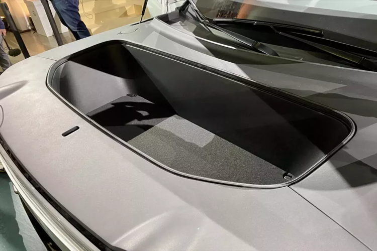 Để tạo ra cảm giác rộng rãi và thoáng đãng cho nội thất, hãng Rivian đã trang bị cửa sổ trời toàn cảnh, cửa sổ thứ ba bên sườn và kính chắn gió sau đều có thể hạ xuống. Những chi tiết thiết kế này chẳng những giúp tăng cường thông gió cho nội thất mà còn cho phép người dùng chở những vật dài như ván trượt.