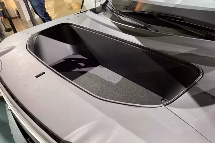 Để tạo ra cảm giác rộng rãi và thoáng đãng cho nội thất, hãng Rivian đã trang bị cửa sổ trời toàn cảnh, cửa sổ thứ ba bên sườn và kính chắn gió sau đều có thể hạ xuống. Những chi tiết thiết kế này chẳng những giúp tăng cường thông gió cho nội thất mà còn cho phép người dùng chở những vật dài như ván trượt.