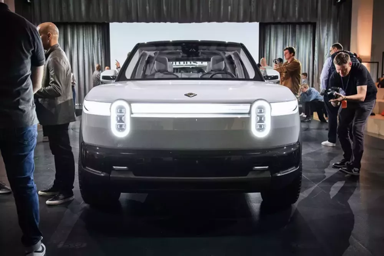 Cả hai hàng ghế của Rivian R2 đều có thể gập phẳng xuống để tăng tính thực dụng của nội thất. Loa trên cửa đã bị loại bỏ nhằm tăng không gian chứa đồ. Bên dưới nắp ca-pô của xe đương nhiên cũng có thêm ngăn chứa đồ nhỏ như nhiều mẫu ô tô điện khác.