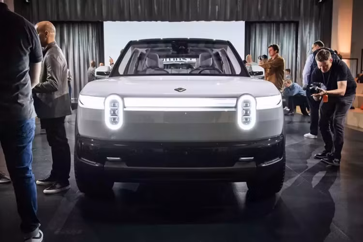 Cả hai hàng ghế của Rivian R2 đều có thể gập phẳng xuống để tăng tính thực dụng của nội thất. Loa trên cửa đã bị loại bỏ nhằm tăng không gian chứa đồ. Bên dưới nắp ca-pô của xe đương nhiên cũng có thêm ngăn chứa đồ nhỏ như nhiều mẫu ô tô điện khác.