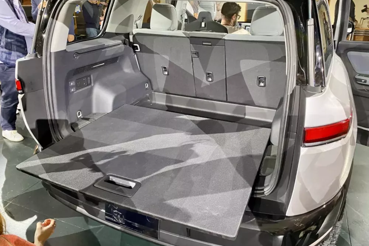 Bên trong xe xuất hiện vô lăng vát đáy thể thao, tích hợp 2 nút cuộn để chỉnh các tính năng, bảng đồng hồ kỹ thuật số, màn hình cảm ứng trung tâm cỡ lớn đặt nổi, ghế bọc da và hộc để găng lớn dưới mặt táp-lô.