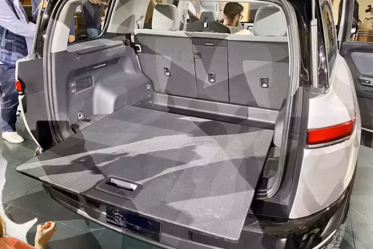 Bên trong xe xuất hiện vô lăng vát đáy thể thao, tích hợp 2 nút cuộn để chỉnh các tính năng, bảng đồng hồ kỹ thuật số, màn hình cảm ứng trung tâm cỡ lớn đặt nổi, ghế bọc da và hộc để găng lớn dưới mặt táp-lô.