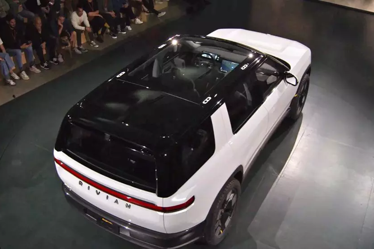 Hãng Rivian hiện đã bắt đầu mở cọc cho R2 ở thị trường Mỹ. Dự kiến, xe sẽ bắt đầu được bàn giao cho khách hàng từ nửa đầu năm 2026.