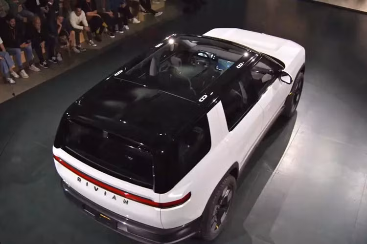 Hãng Rivian hiện đã bắt đầu mở cọc cho R2 ở thị trường Mỹ. Dự kiến, xe sẽ bắt đầu được bàn giao cho khách hàng từ nửa đầu năm 2026.