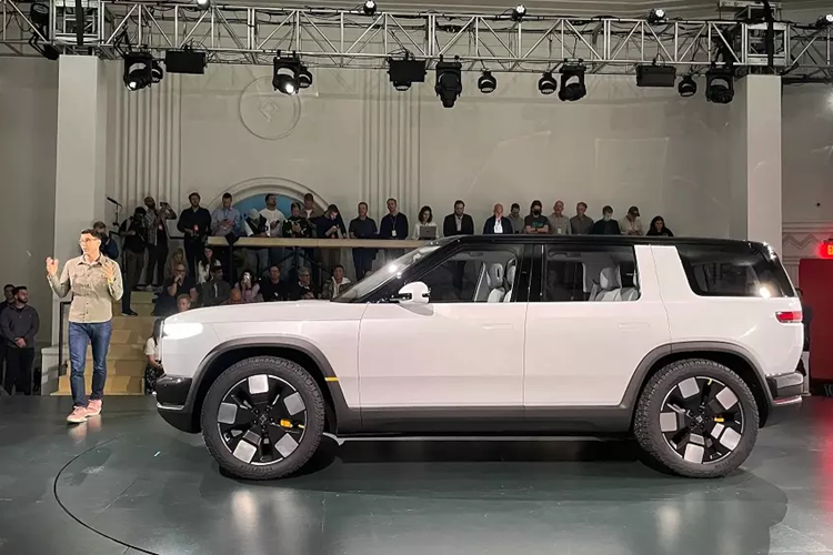 Tương tự đàn anh R1S, Rivian R2 2024 chạy điện cũng mang kiểu dáng SUV. Tuy nhiên, so với R1S, mẫu SUV điện mới của Rivian có kích thước nhỏ hơn và giá bán cũng "mềm" hơn. Rivian R2 sở hữu chiều dài 5.100 mm, chiều cao 1.873 mm và chiều dài cơ sở 3.075 mm.