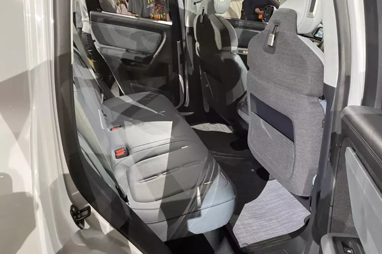 Cũng như các mẫu xe còn lại của Rivian, R2 sở hữu ngoại hình vuông vức và được thiết kế theo phong cách tối giản.