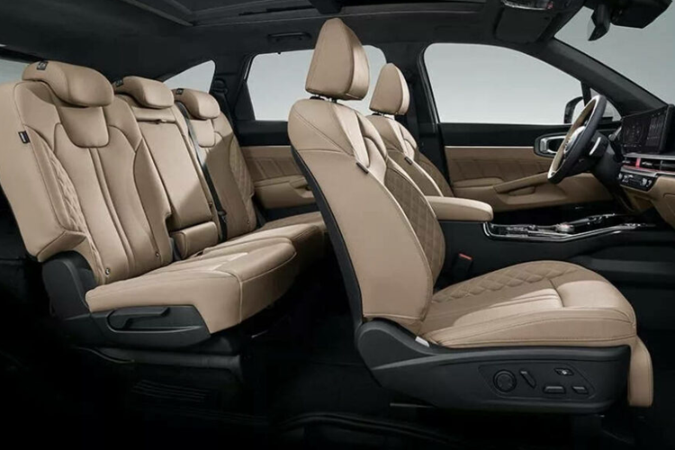 Những thay đổi này bao gồm Kia Digital Key 2, tay nắm cửa bên ngoài dạng cảm ứng và Hệ thống xác thực vân tay, được trang bị từ phiên bản Signature trở lên, nâng cao sự hài lòng và tiện lợi cho khách hàng. Ngoài ra, Kia còn mở rộng các trang bị tùy chọn và cải tiến sự sang trọng.