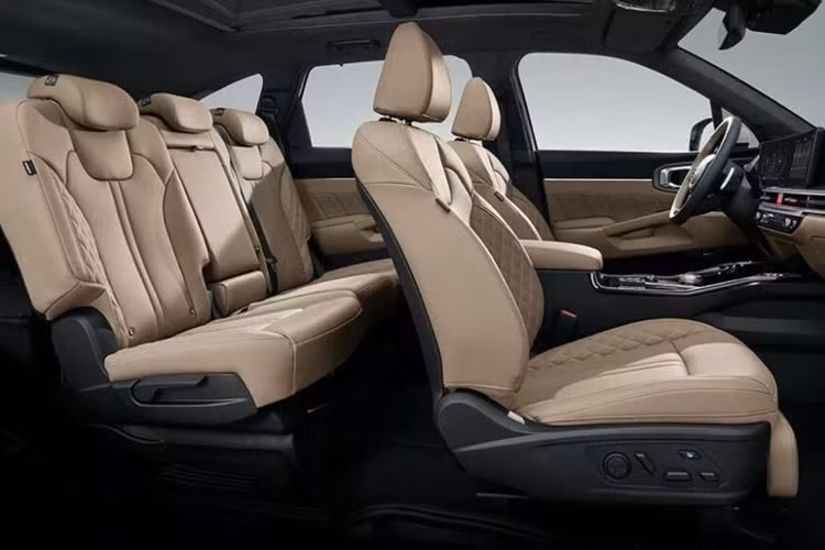 Những thay đổi này bao gồm Kia Digital Key 2, tay nắm cửa bên ngoài dạng cảm ứng và Hệ thống xác thực vân tay, được trang bị từ phiên bản Signature trở lên, nâng cao sự hài lòng và tiện lợi cho khách hàng. Ngoài ra, Kia còn mở rộng các trang bị tùy chọn và cải tiến sự sang trọng.