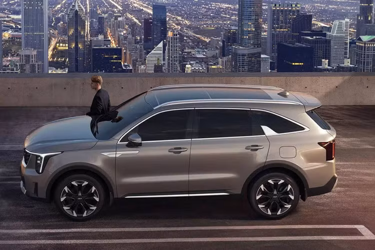 Theo đó, tính năng Gương chiếu hậu kỹ thuật số (DCM), ban đầu chỉ có trên phiên bản Signature giờ đã được cung cấp trên các phiên bản Prestige và Nobles. Phiên bản Gravity vốn nổi bật với những cải tiến về thiết kế, hiện bao gồm một tấm ốp cửa có màu sắc độc đáo và nội thất da lộn màu đen sang trọng.