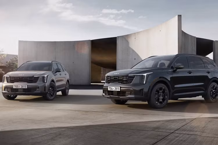 Vừa qua, mẫu xe chủ lực về doanh số của thương hiệu Kia là chiếc Sorento đã nhận được bản nâng cấp 2025 tại Hàn Quốc. Ngay lập tức, Kia Sorento 2025 mới đã nhanh chóng được mở bán với một số cải tiến đáng chú ý so với phiên bản hiện tại để duy trì sức cạnh tranh trên thị trường.