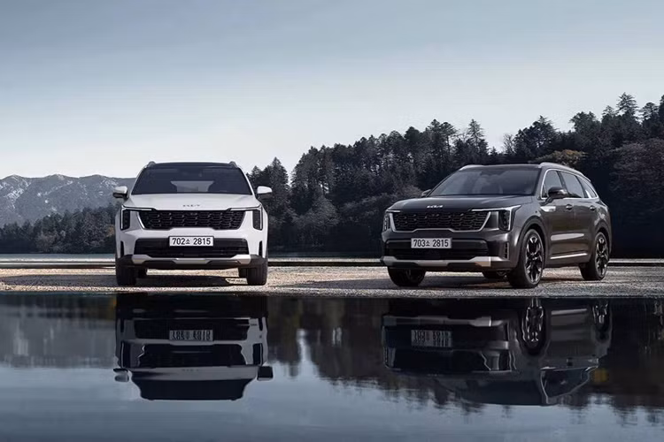 Đầu tiên, áp dụng chung cho mọi phiên bản Kia Sorento 2025 tại Hàn Quốc là sự bổ sung hệ thống cảnh báo rung trên vô-lăng (phản hồi xúc giác) và đèn LED trên tấm che nắng làm trang bị tiêu chuẩn.