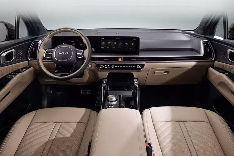 Cốp sau chỉnh điện thông minh vốn là tính năng rất được khách hàng ưa chuộng, hiện đã là trang bị tiêu chuẩn từ phiên bản Prestige cơ sở. Kia cũng nâng cao trải nghiệm lái xe bằng cách biến một số tính năng trước đây là tùy chọn trở thành trang bị tiêu chuẩn trên các phiên bản cao cấp hơn.