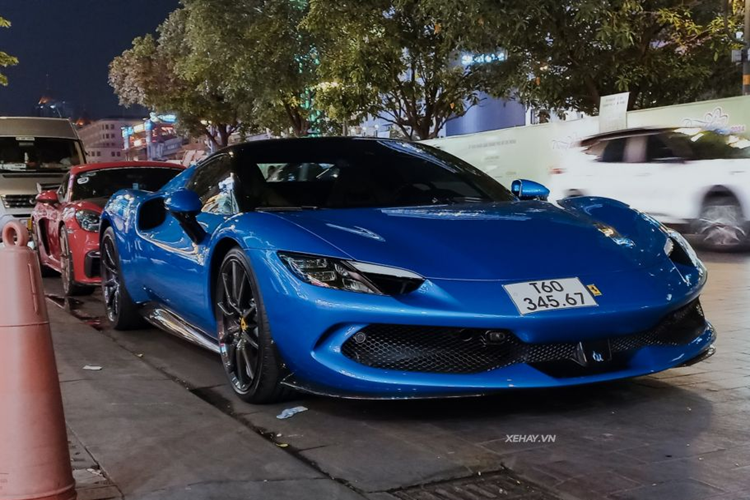 Mới đây, trên đường phố quận 1, TP HCM bất ngờ xuất hiện 1 chiếc siêu xe Ferrari 296 GTS mui trần mang màu xanh dương lăn bánh, chiếc xe này ban đầu đỗ ở 1 quán cà phê gần nhà hát Thành phố, sau đó di chuyển ra đường Đồng Khởi để tiến về phố đi bộ Nguyễn Huệ, dừng ở đây trong nhiều tiếng.