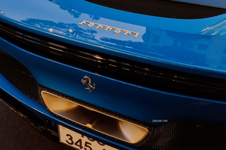 Ferrari 296 GTS vẫn thừa hưởng sức mạnh như siêu xe Ferrari 296 GTB nhưng lại có lợi thế ở việc phần mui xe có thể dễ dàng đóng hoặc mở trong thời gian 14 giây. Quá trình đóng/mở mui khá tiện lợi vì hãng xe Ý đã tích hợp vào bảng điều khiển trung tâm thêm nút đóng/mở mui cùng đúng nâng/hạ cửa sổ nhỏ.