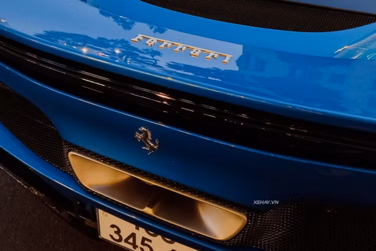 Ferrari 296 GTS vẫn thừa hưởng sức mạnh như siêu xe Ferrari 296 GTB nhưng lại có lợi thế ở việc phần mui xe có thể dễ dàng đóng hoặc mở trong thời gian 14 giây. Quá trình đóng/mở mui khá tiện lợi vì hãng xe Ý đã tích hợp vào bảng điều khiển trung tâm thêm nút đóng/mở mui cùng đúng nâng/hạ cửa sổ nhỏ.