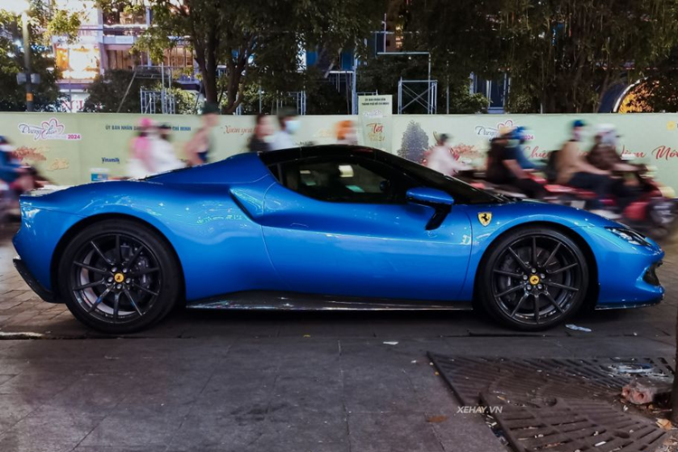 Theo một số thông tin ban đầu, chiếc siêu xe mui trần Ferrari 296 GTS thứ 2 lộ ảnh có mặt tại Việt Nam thuộc sở hữu của 1 đại gia sinh sống ở TP HCM. Nhưng hiện tại, siêu ngựa này chưa có biển kiểm soát chính thức, thay vào đó, xe lăn bánh với biển tạm là T60-345.67 của Đồng Nai.