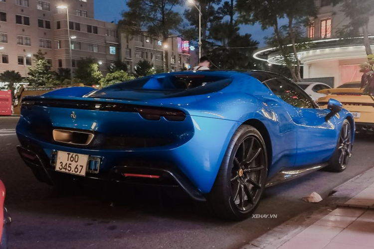 Ferrari 296 GTS được trang bị khối động cơ xăng V6, dung tích 2.9 lít, tăng áp, có công suất tối đa 654 mã lực và mô-men xoắn cực đại 425 Nm. Ngoài ra, động cơ điện được lắp đặt giữa động cơ đốt trong và hộp số 8 cấp giúp phiên bản mui trần của Ferrari 296 GTB có thêm công suất tối đa 164 mã lực và mô-men xoắn cực đại 315 Nm.