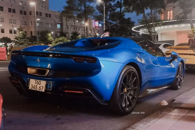 Ferrari 296 GTS được trang bị khối động cơ xăng V6, dung tích 2.9 lít, tăng áp, có công suất tối đa 654 mã lực và mô-men xoắn cực đại 425 Nm. Ngoài ra, động cơ điện được lắp đặt giữa động cơ đốt trong và hộp số 8 cấp giúp phiên bản mui trần của Ferrari 296 GTB có thêm công suất tối đa 164 mã lực và mô-men xoắn cực đại 315 Nm.