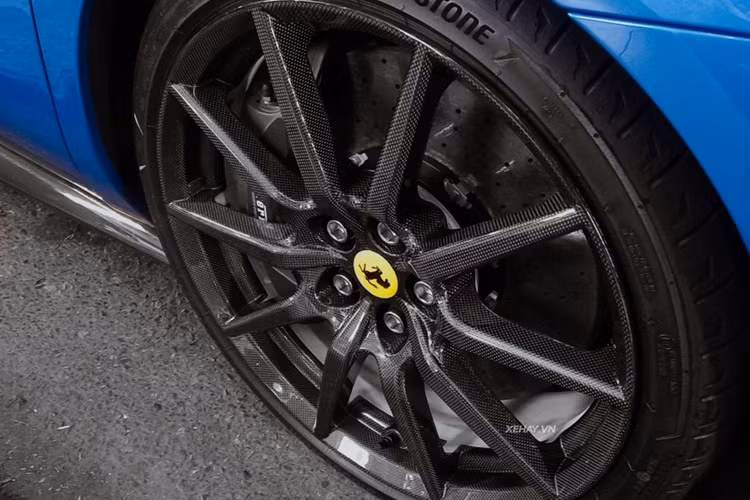 Có thể thấy, dù chiếc siêu xe mui trần Ferrari 296 GTS này lăn bánh với biển tạm, nhưng cũng là biển số sảnh tiến 34567, hay còn gọi là sảnh rồng. Ngoại thất xe có màu xanh dương, cùng khá nhiều chi tiết được sơn đen hay là carbon. Bộ mâm đa chấu kép, khác biệt so với xe đầu tiên.