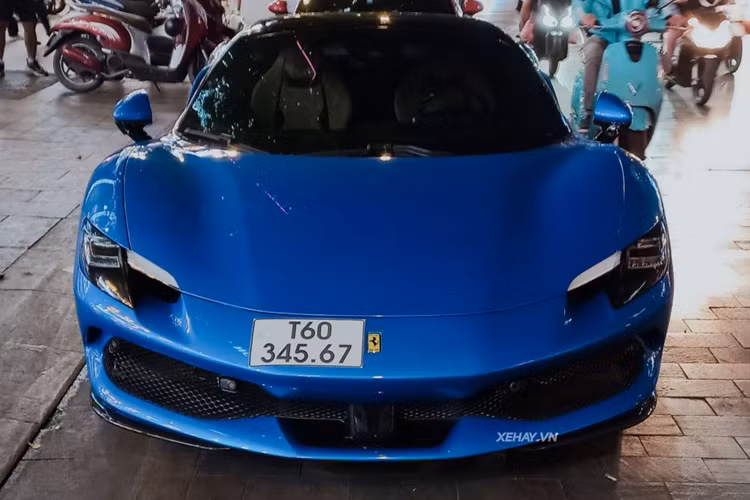 Như vậy, đây đã là chiếc siêu xe mui trần Ferrari 296 GTS thứ 2 xuất hiện tại thị trường Việt Nam, xe đầu tiên được bàn giao cho một khách hàng ở tỉnh Bạc Liêu, nhưng vợ chồng anh lại sinh sống và làm việc ở tỉnh Bà Rịa - Vũng Tàu.