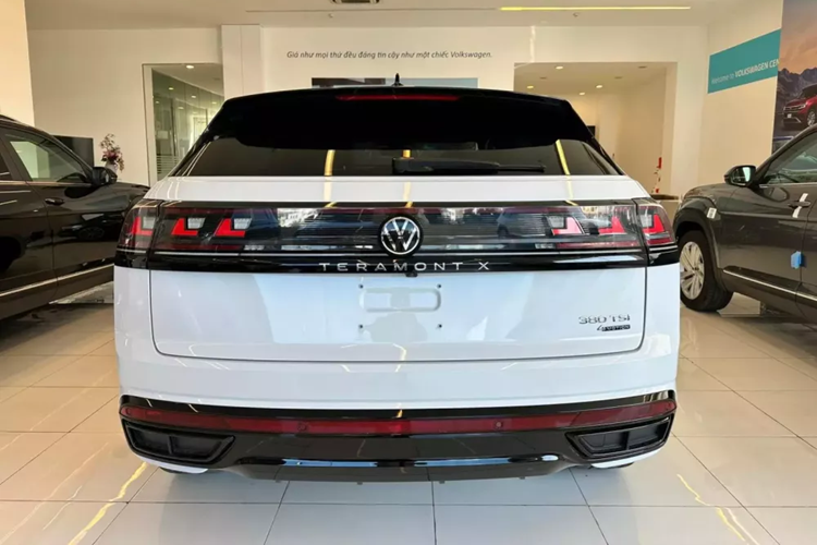 Đằng sau, mẫu SUV lai Coupe này sở hữu cụm đèn hậu và dải đèn trên cản sau đều có thiết kế xuyên suốt. Những chi tiết này giúp phần đuôi xe trông rộng hơn và bề thế hơn. Ngoài ra, Teramont X còn có logo Volkswagen tích hợp đèn LED ẩn ở cả đầu xe lẫn đuôi xe. Volkswagen Teramont X bán ở Việt Nam thuộc phiên bản R-Line thể thao và cao cấp.