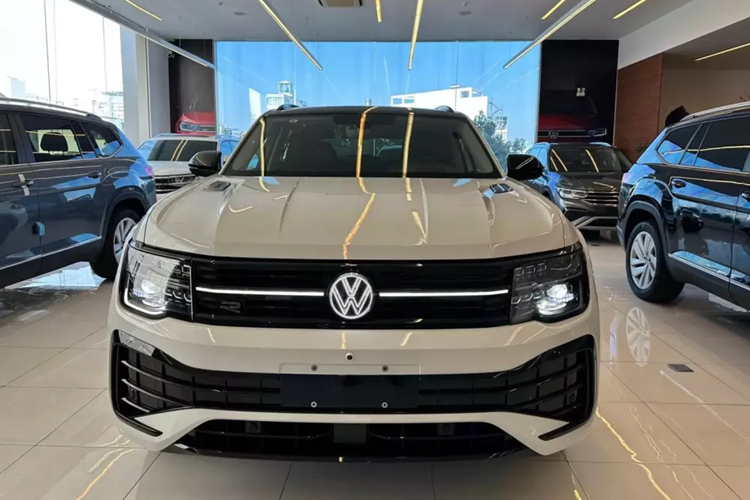 Mẫu xe này mang trên mình những nét thiết kế đặc trưng của Volkswagen với lưới tản nhiệt hình chữ nhật cỡ lớn và cụm đèn pha IQ Light LED Matrix hiện đại. Cụm đèn pha và lưới tản nhiệt được chia làm đôi bởi dải đèn LED định vị ban ngày.