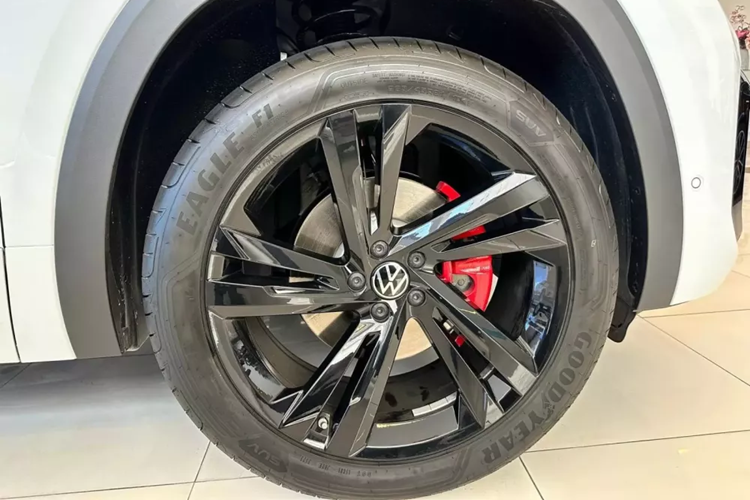 Ở khu vực bên sườn, Volkswagen Teramont X được trang bị đường dập gân nối giữa chắn bùn trước/sau, nóc dốc về phía sau và bộ vành hợp kim 21 inch với thiết kế 5 chấu khỏe khoắn. Nằm phía sau vành la-zăng là cùm phanh màu đỏ nổi bật.